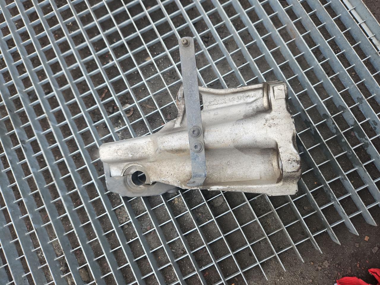 кронштейн торсиона кабины Scania R 3 поколение 2006, 11.7 л., HPi, DC 12.14, дизель, МКПП, серый, правый руль, 1534766, 1728148, 1731301, 1780558, 1762855, 2405510, 1426123, 1900181, 1514498, 2382590, 2281790, 1361294 - фото №1