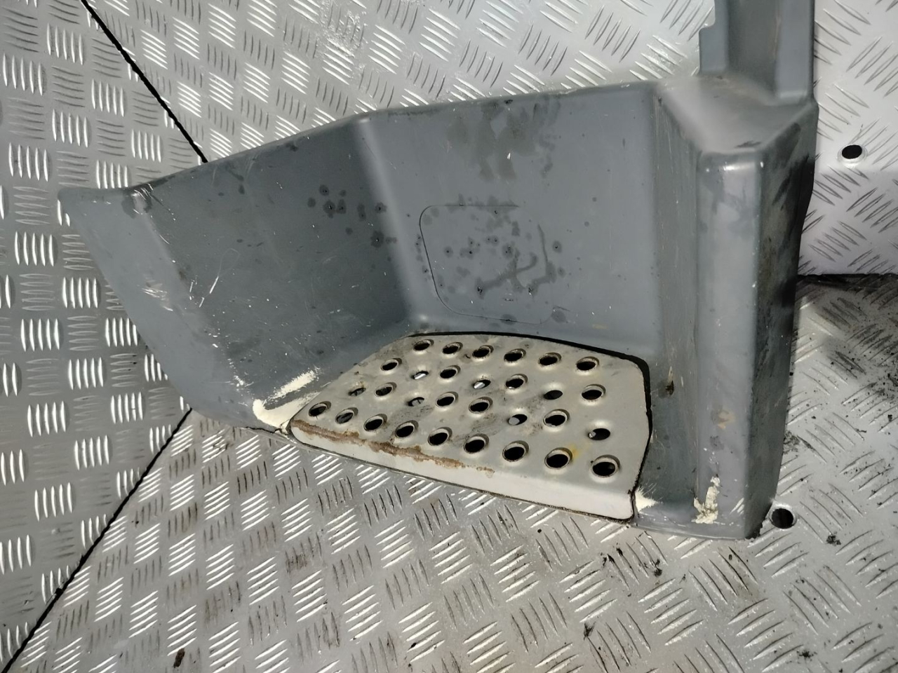 Подножка кабины MAN TGX 1 поколение 2018, 12.4 л., D 2676 LF 51, дизель, АКПП, белый, правый руль, 81615100800, 81615100804, 81615100750, 81615100314 - фото №1