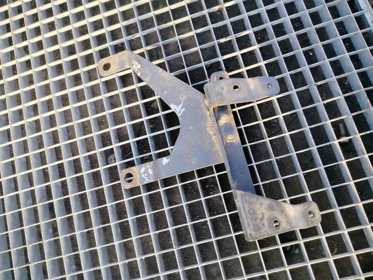 крепление ( кронштейн ) крыла Scania R 4 поколение 2019, 12.7 л., DC 13.148, дизель, АКПП, белый, правый руль, 2645101, 2645113 - фото №1