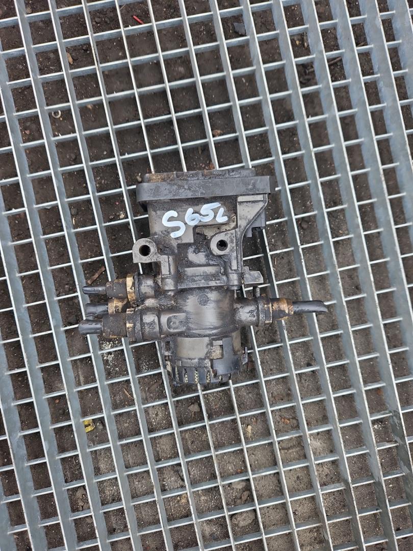 кран модулятор EBS Scania R 3 поколение 2006, 11.7 л., HPi, DC 12.14, дизель, МКПП, серый, правый руль, K000085, 1773676, K021202, 1879275, 1857012, 1442935, 1754939, K021202N50 - фото №1