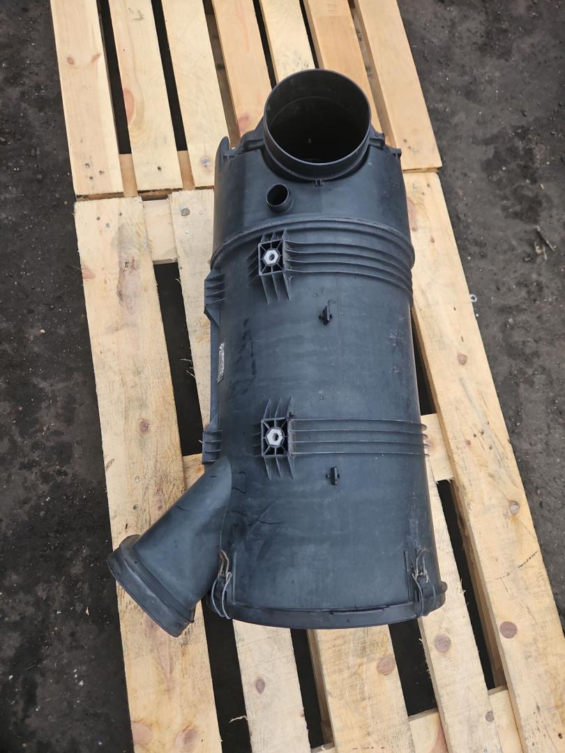 корпус воздушного фильтра MAN TGX 1 поколение 2018, 12.4 л., D 2676 LF 51, дизель, АКПП, белый, правый руль, 81084006107, 81084050037, 81084050036 - фото №1