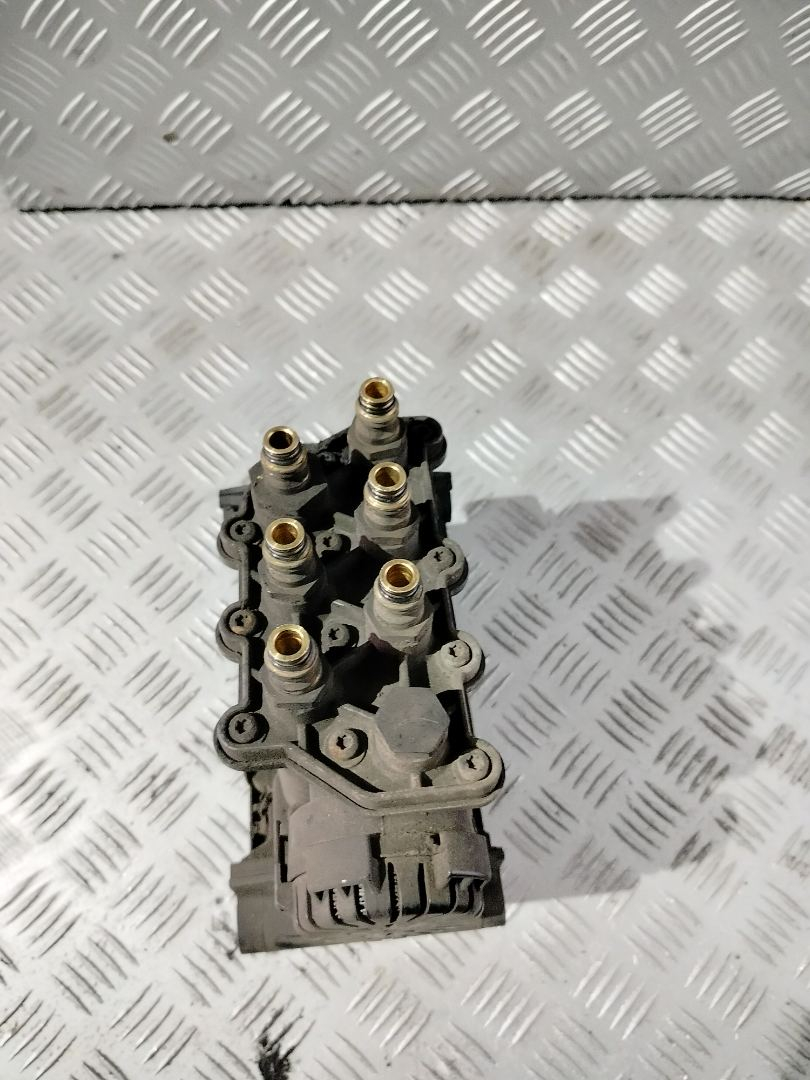 блок клапанов пневмоподвески Volvo FH 3 поколение 2014, 12.8 л., D13K500, дизель, белый, правый руль, 21133934, K028090, K028090N50, K035173 - фото №1