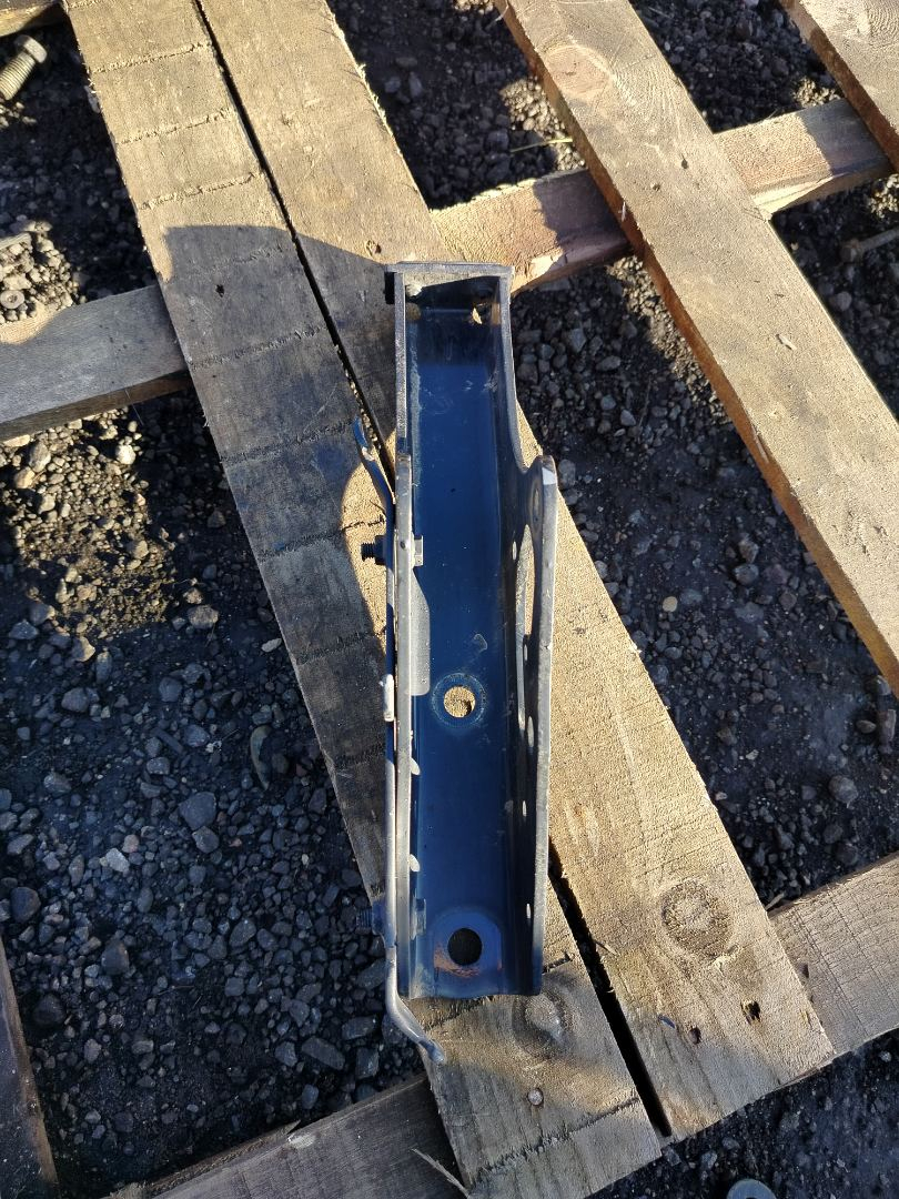 кронштейн пневмоподушки MAN TGX 1 поколение 2018, 12.4 л., D 2676 LF 51, дизель, АКПП, белый, правый руль, 81417010092, 81417010089 - фото №1