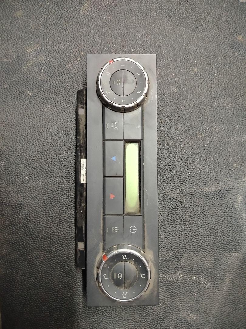 блок управления печки / климат-контроля Mercedes-Benz Actros 4 поколение (MP4) 2015, 12.8 л., OM 471.900, дизель, МКПП, белый, правый руль, 2139030, 2139030.02, A9604469128 - фото №1