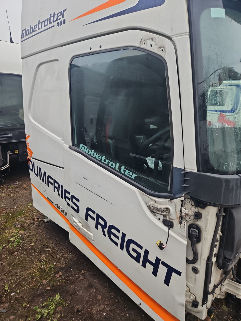 дверь передняя правая Volvo FH 3 поколение 2016, АКПП, белый, правый руль, 84055888, 84012031, 21934402, 82183386, 84459517, 23314277 - фото №1