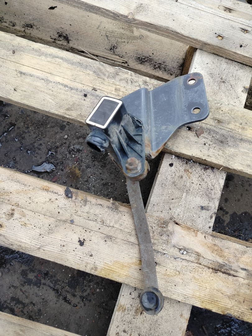 кран уровня подвески Volvo FH 3 поколение 2014, 12.8 л., D13K500, дизель, белый, правый руль, 21643575, 22194741 - фото №1