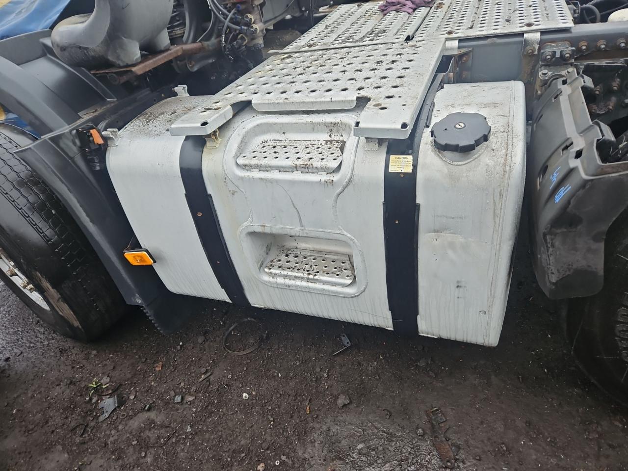 бак топливный Volvo FH 3 поколение 2013, 12.8 л., D13C500, дизель, АКПП, белый, правый руль, 21335677, 21149516 - фото №1