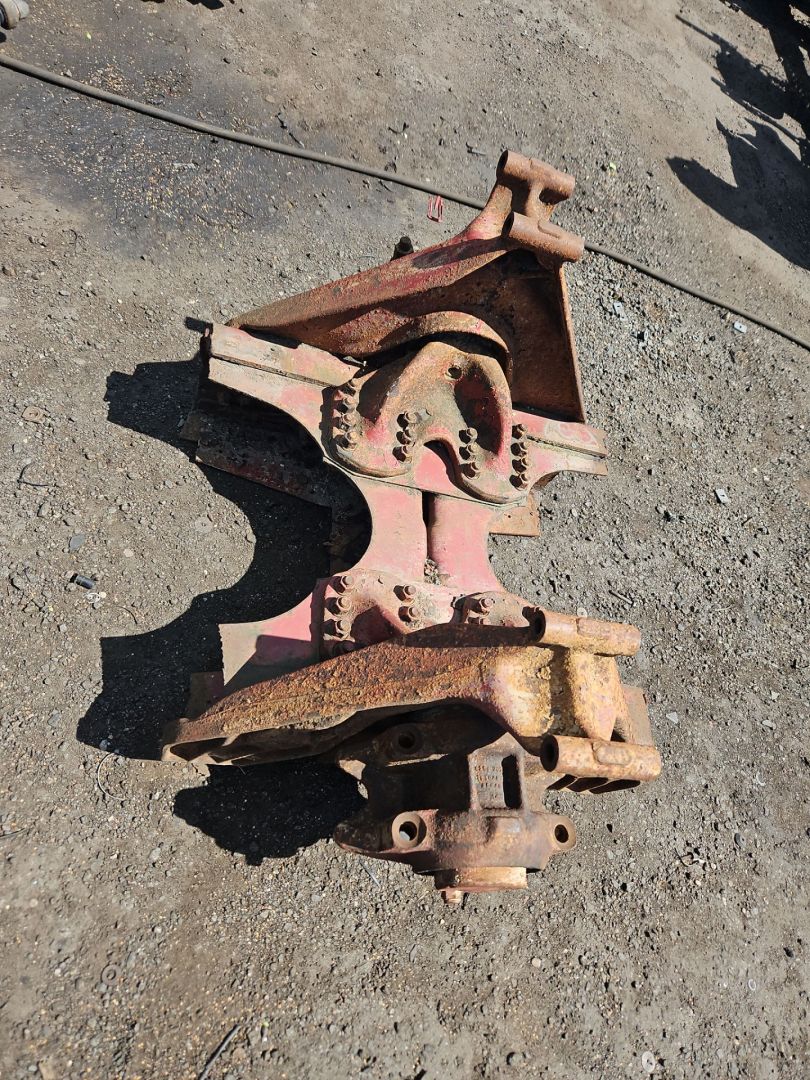 Балансир подвески IVECO EuroTech 1 поколение 1991, белый, 42048068, 42043424, 42087672, 42087671, 42041577, 42052780, 42068223 - фото №1