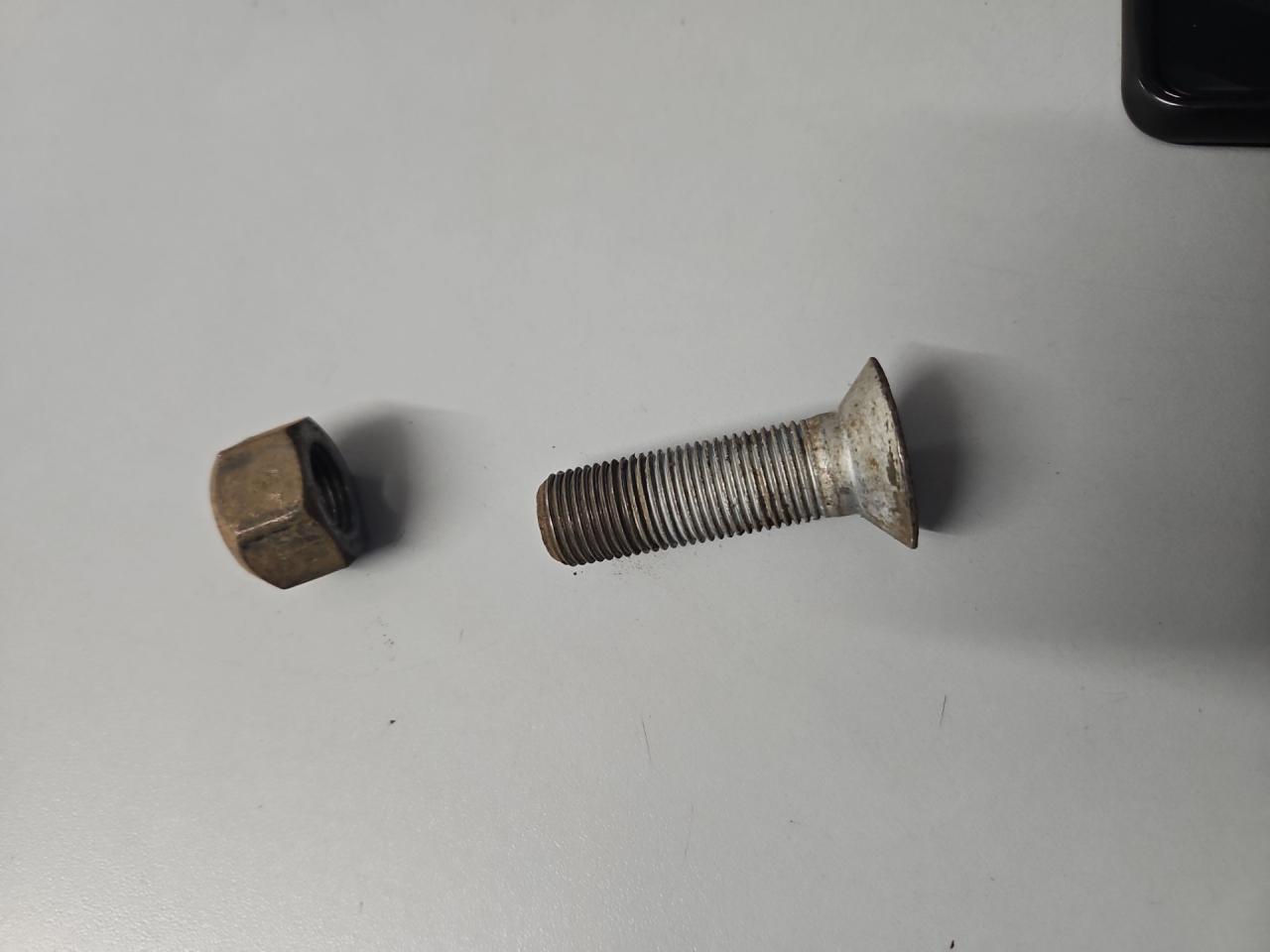 Болт опоры седельно-сцепного устройства MAN TGX 1 поколение 2018, 12.4 л., D 2676 LF 52, дизель, АКПП, белый, правый руль, 1534266 - фото №1