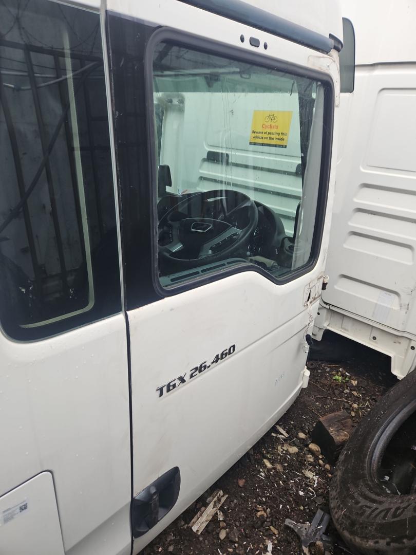 дверь передняя правая MAN TGX 1 поколение 2018, 12.4 л., D 2676 LF 52, дизель, АКПП, белый, правый руль, 81626004118, 81626004130, 81626004110 - фото №1