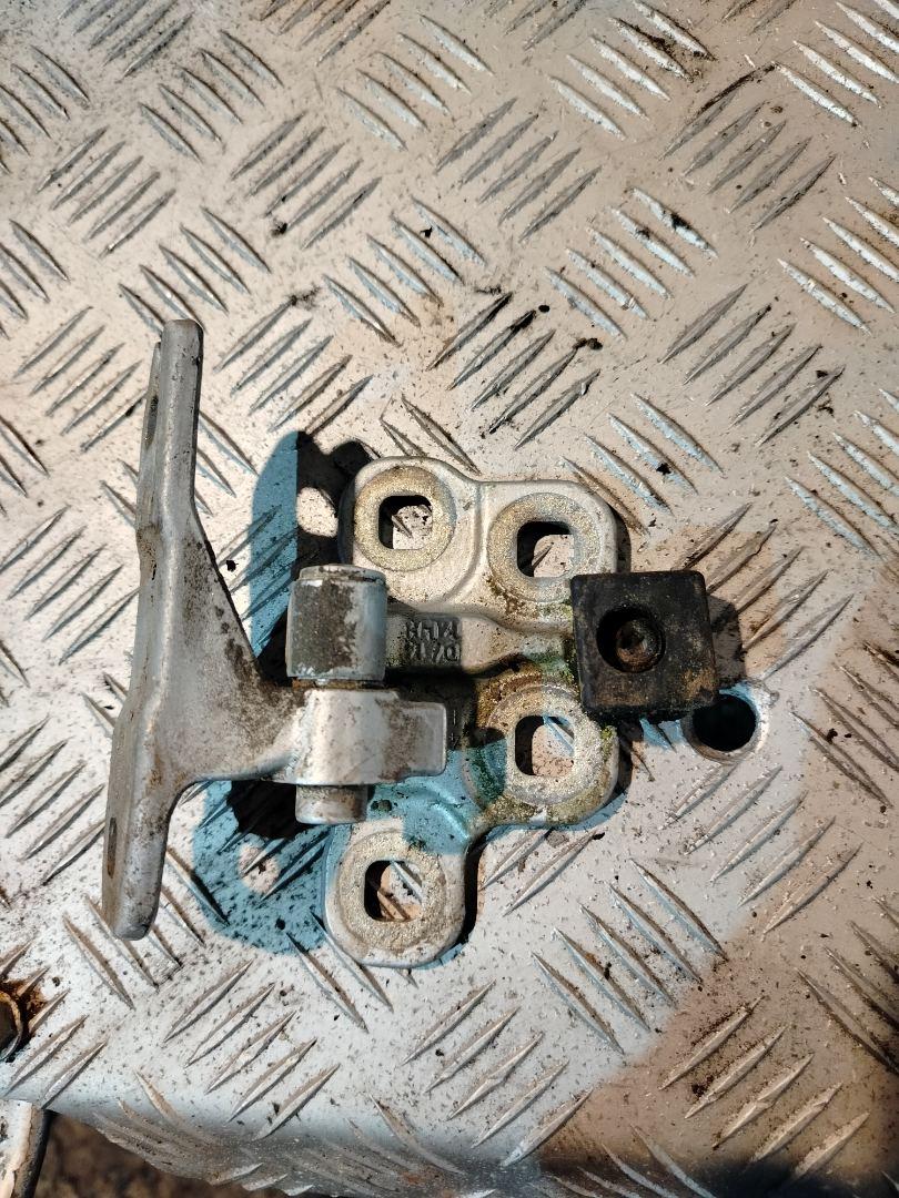 петля двери Volvo FH 3 поколение 2013, 12.8 л., D13C500, дизель, АКПП, серый, правый руль, 82319029, 23311945 - фото №1