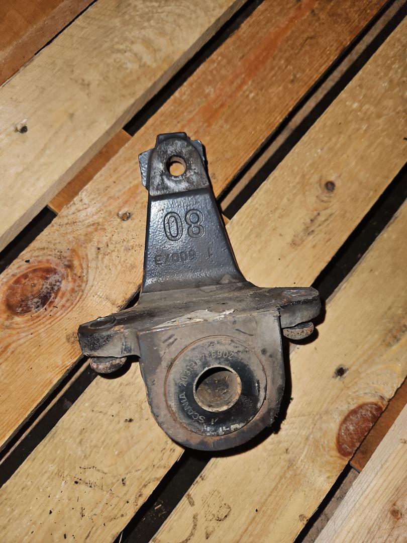 кронштейн рессоры задней Scania R 3 поколение 2013, 12.7 л., DC 13.121, дизель, красный, грузовик, 2474863, 2037480, 1885139 - фото №1