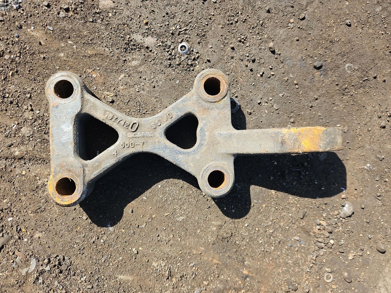 крепление амортизатора Scania R 3 поколение 2006, 11.7 л., HPi, DC 12.14, дизель, МКПП, серый, правый руль, 1377420, 1372864 - фото №1