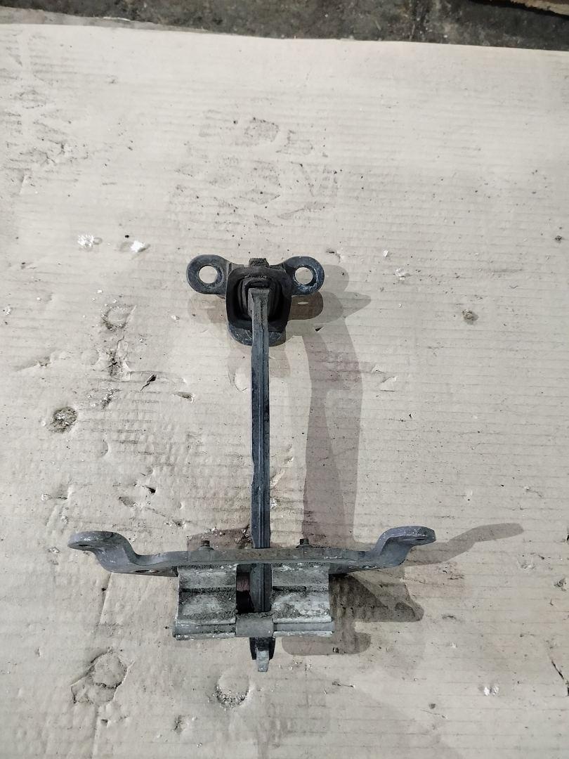 ограничитель открывания двери Volvo FH 3 поколение 2016, АКПП, белый, правый руль, 82859279 - фото №1