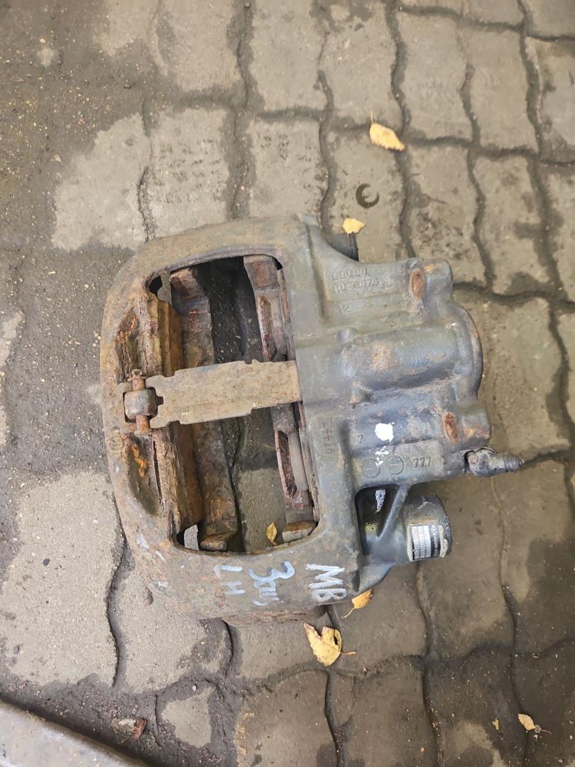 суппорт задний левый Mercedes-Benz Actros 2 поколение (MP2) 2007, A9444201101 - фото №1