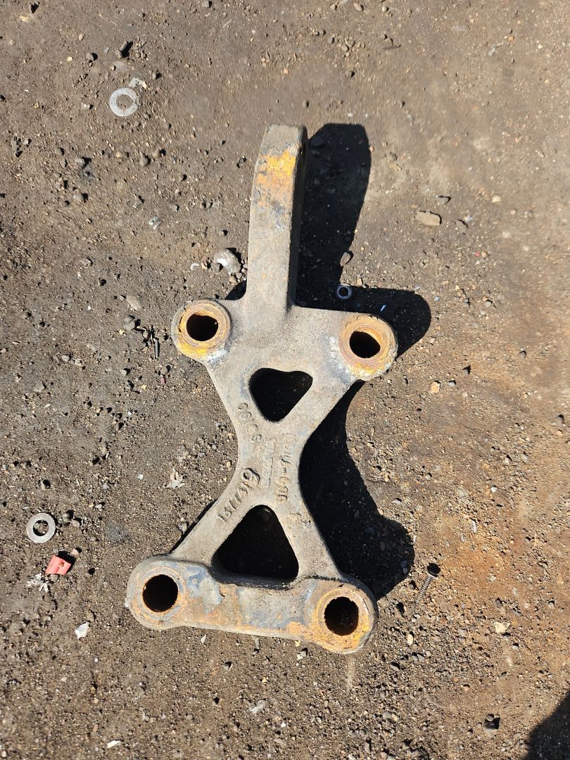 крепление амортизатора Scania R 3 поколение 2006, 11.7 л., HPi, DC 12.14, дизель, МКПП, серый, правый руль, 1377419, 1372863 - фото №1