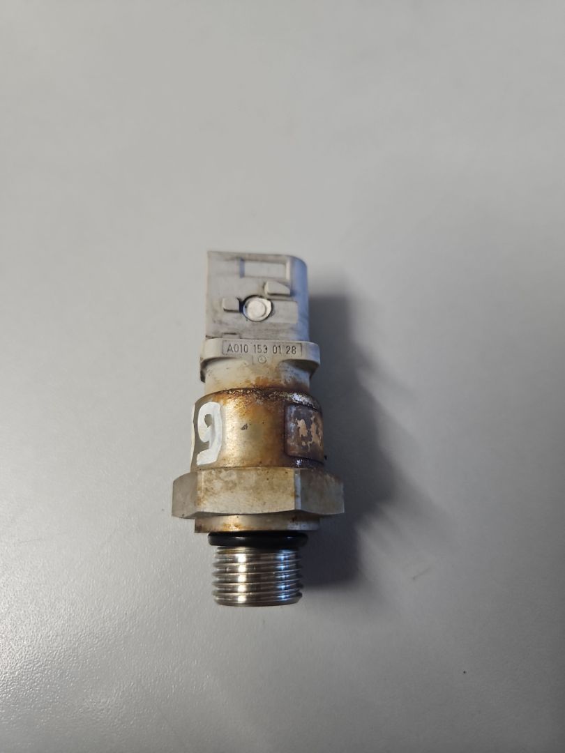 датчик давления (температуры) выхлопных газов Mercedes-Benz Actros 4 поколение (MP4) 2014, 12.8 л., OM 471.900, дизель, белый, правый руль, A0101530128 - фото №1