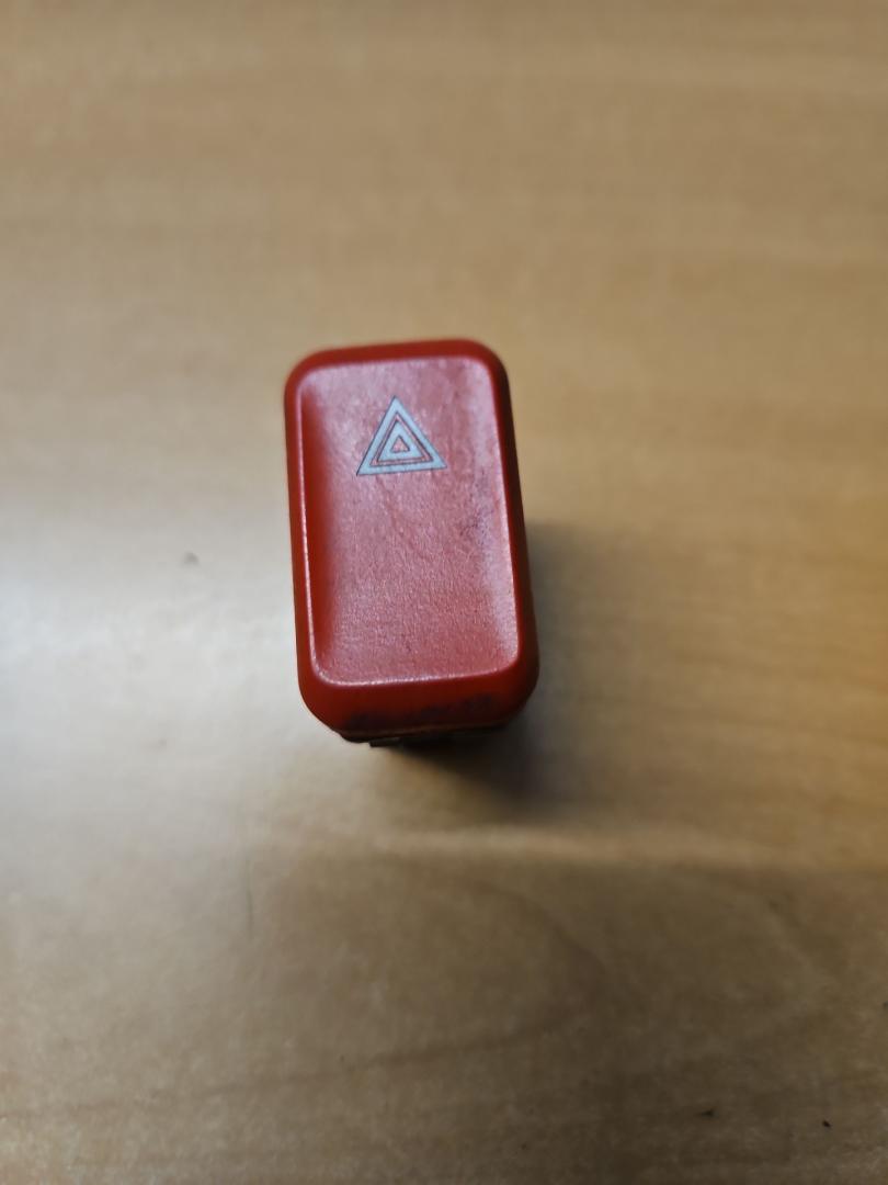 кнопка аварийной сигнализации DAF XF 106 1 поколение 2020, MX-13, АКПП, белый, правый руль, 2127853, 1832362 - фото №1