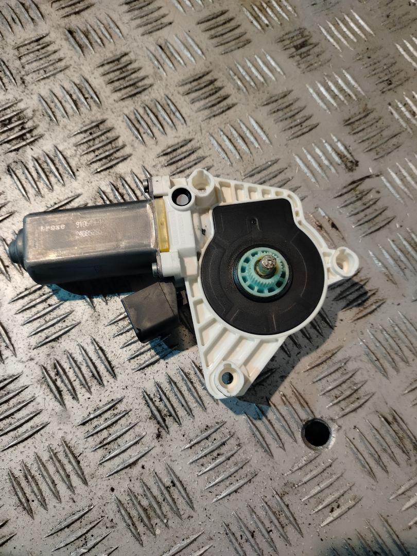 моторчик стеклоподъемника Mercedes-Benz Actros 4 поколение (MP4) 2015, 12.8 л., OM 471.900, дизель, МКПП, белый, правый руль, A55382110, A9607201146 - фото №1