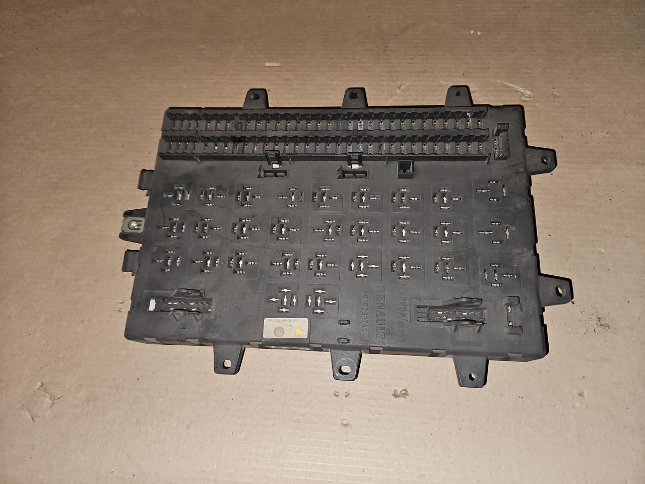 блок предохранителей Renault Magnum 2 поколение 2000, 5010379539 - фото №1