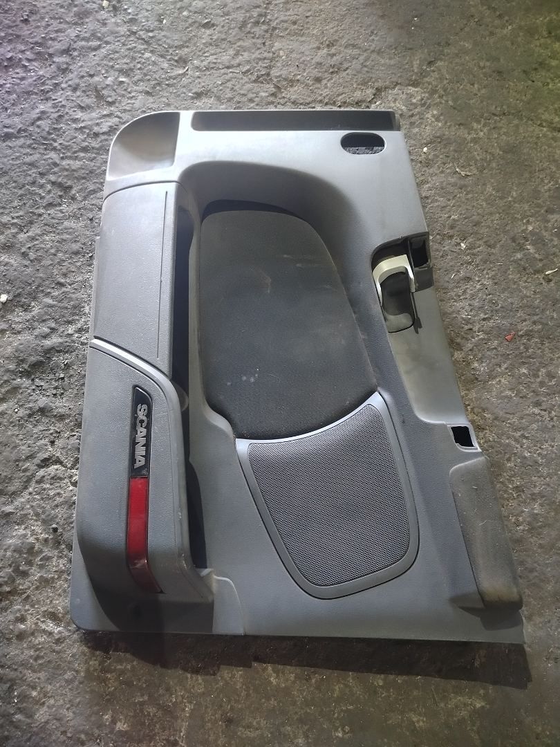 обшивка салона Scania R 3 поколение 2012, 11.7 л., DC 12.15, дизель, МКПП, красный, правый руль, 2123230, 1867883, 2123224, 1521999, 1486798, 1486793, 1486790, 1856335 - фото №1