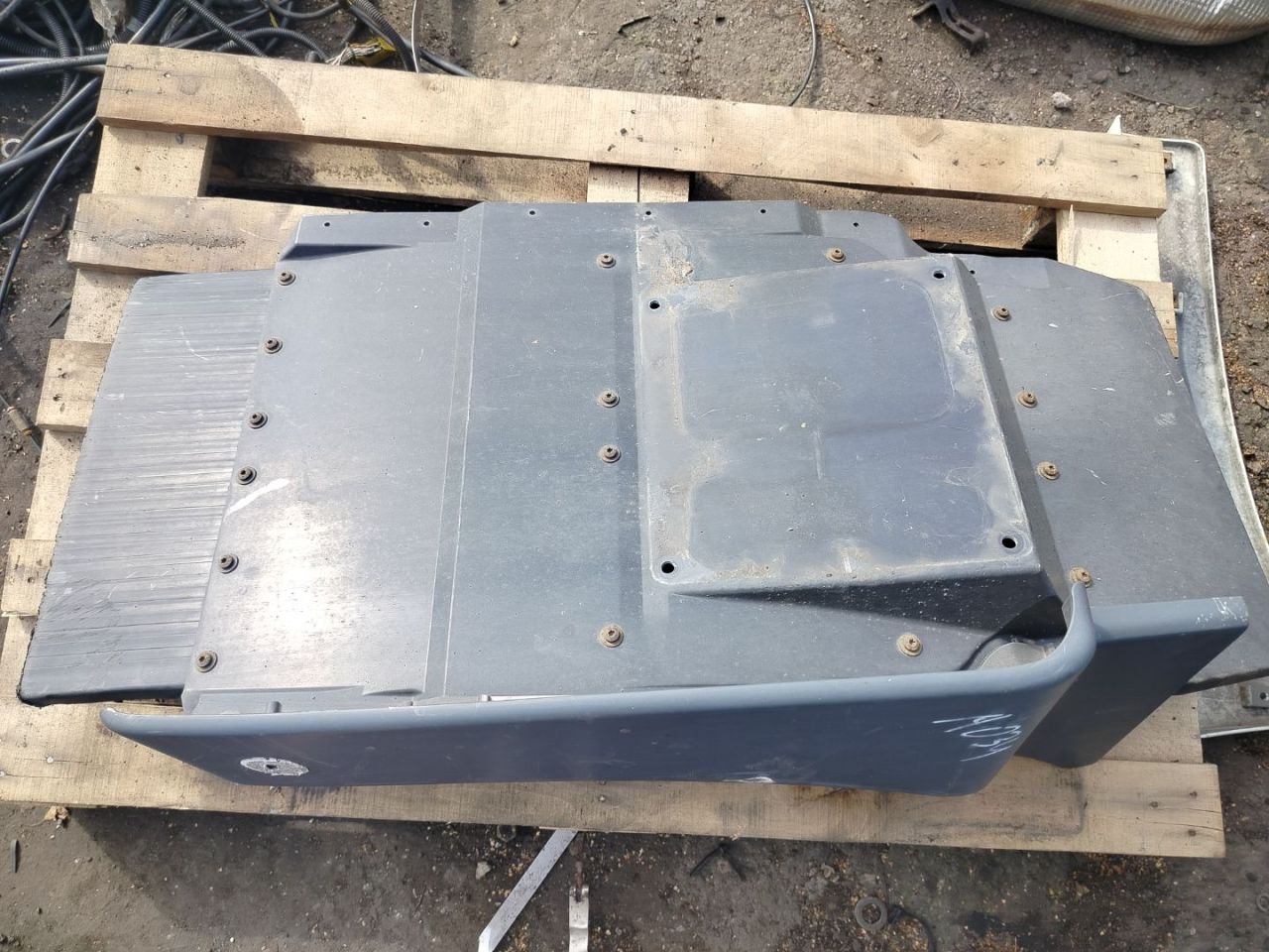 крыло MAN TGX 1 поколение 2018, 12.4 л., D 2676 LF 51, дизель, АКПП, белый, правый руль, 81612100462, 81664100183, 81664100182, 81664100306 - фото №1