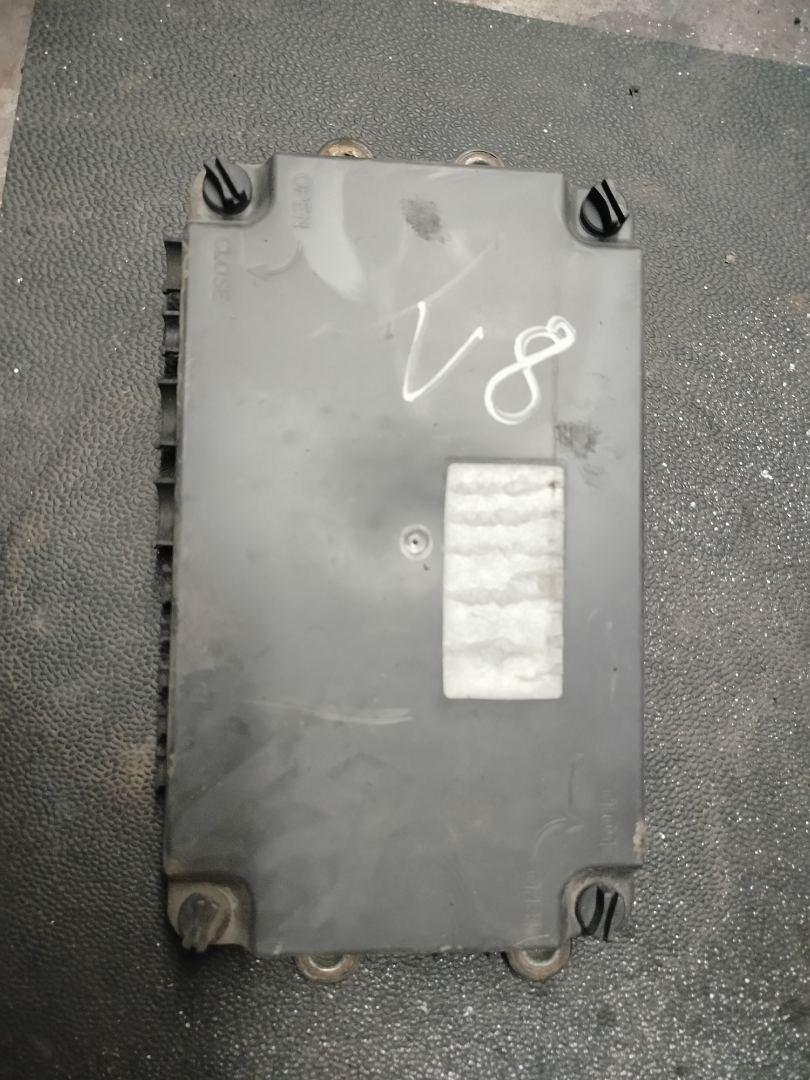 блок предохранителей Volvo FH 3 поколение 2016, АКПП, белый, правый руль, 21717590, 21717581 - фото №1