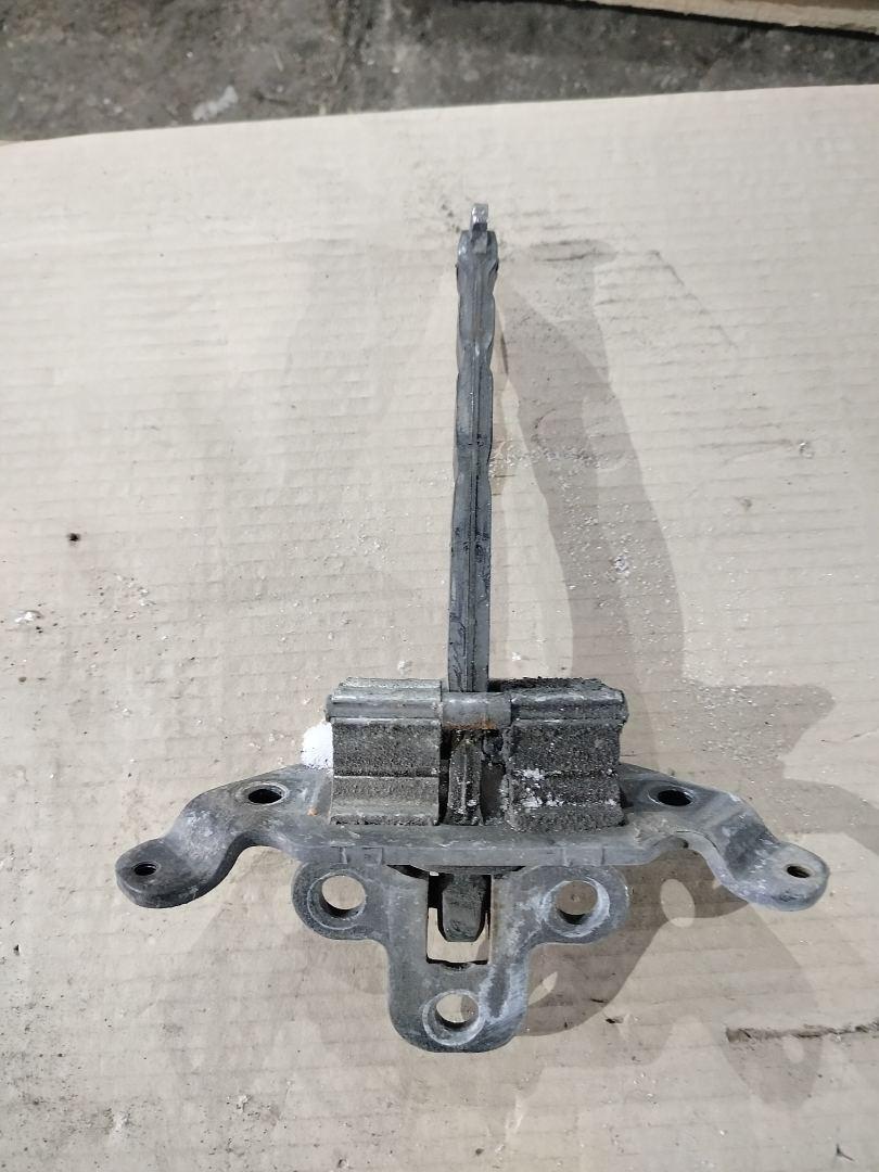 ограничитель открывания двери Volvo FH 3 поколение 2013, 12.8 л., D13C500, дизель, АКПП, серый, правый руль, 82859279 - фото №1