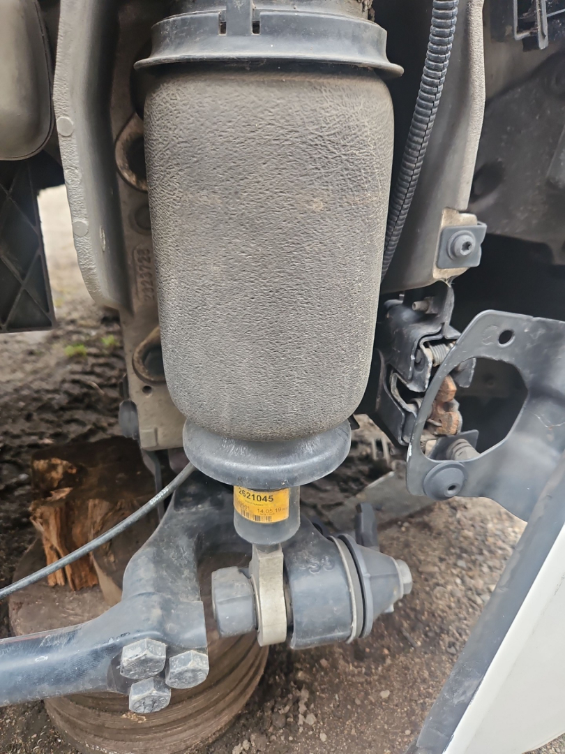 пневмоподушка подвески кабины Scania R 4 поколение 2019, 12.7 л., DC 13.148, дизель, АКПП, белый, правый руль, 2955066, 2621045, 2392805, 2613648, 2955068, 2196176, 3094487 - фото №1