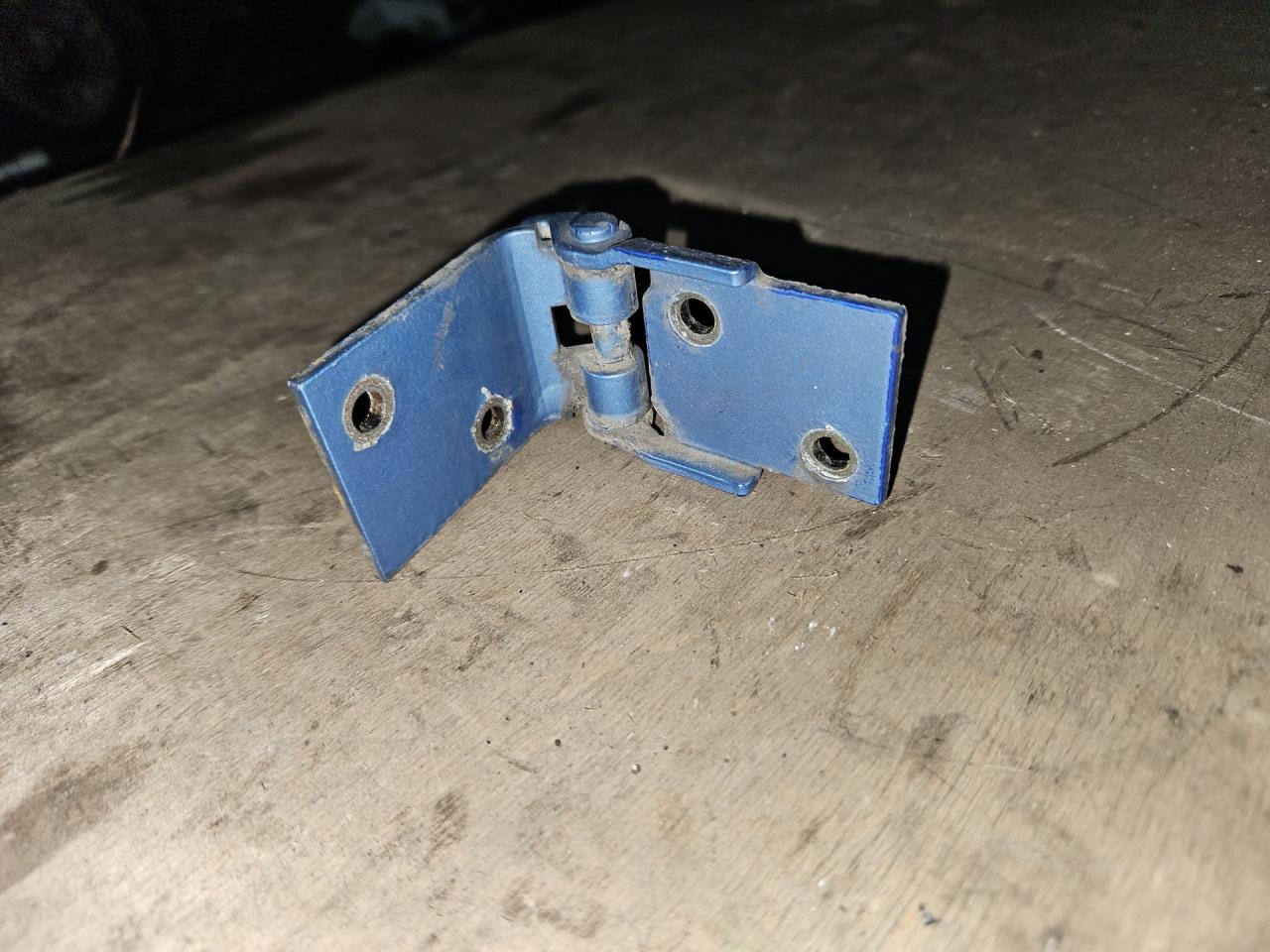 петля бардачка DAF XF 105 1 поколение 2010, 1331261 - фото №1