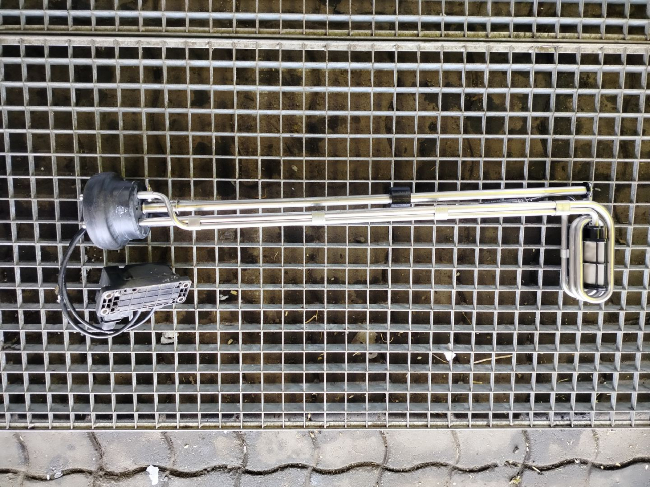 заборник реагента AdBlue MAN TGX 1 поколение 2017, 12.4 л., D 2676 LF 51, дизель, АКПП, белый, правый руль, 81154086105, 81154086059, 81154086043, 81154086035 - фото №1