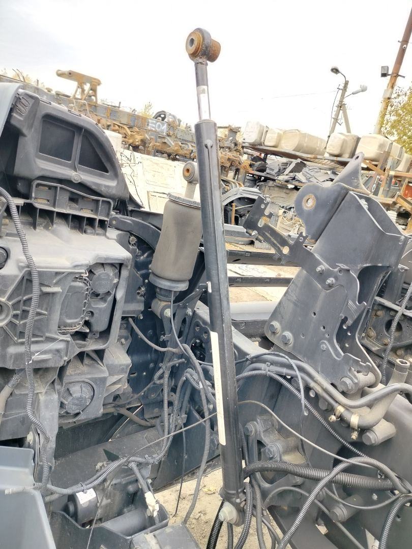 цилиндр подъёма кабины MAN TGX 1 поколение 2018, 12.4 л., D 2676 LF 51, дизель, АКПП, белый, правый руль, 81417236124, 81417236138, 85417236030 - фото №1