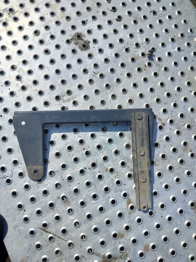 крепление ( кронштейн ) крыла Scania R 4 поколение 2019, 12.7 л., DC 13.148, дизель, АКПП, белый, правый руль, 2604340, 2497017, 2415370, 2332642 - фото №1