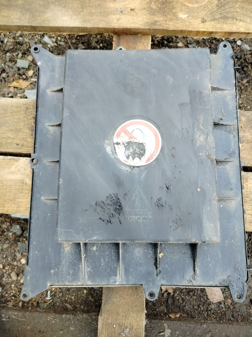 крышка блока предохранителей MAN TGX 1 поколение 2016, 12.4 л., D 2676 LF 46, дизель, АКПП, белый, правый руль, 81624100073, 81624100077, 81624100076, 81624100072 - фото №1