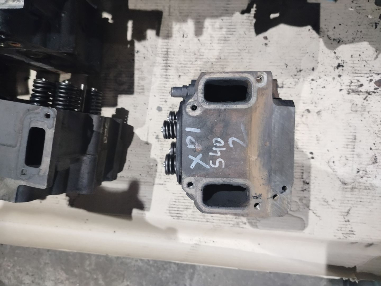 головка блока цилиндров Scania G 2 поколение 2010, 12.7 л., DC 13.05, дизель, красный, грузовик, 1921303, 2005283, 2330322, 1874583, 1855950, 1849155, 570993 - фото №1