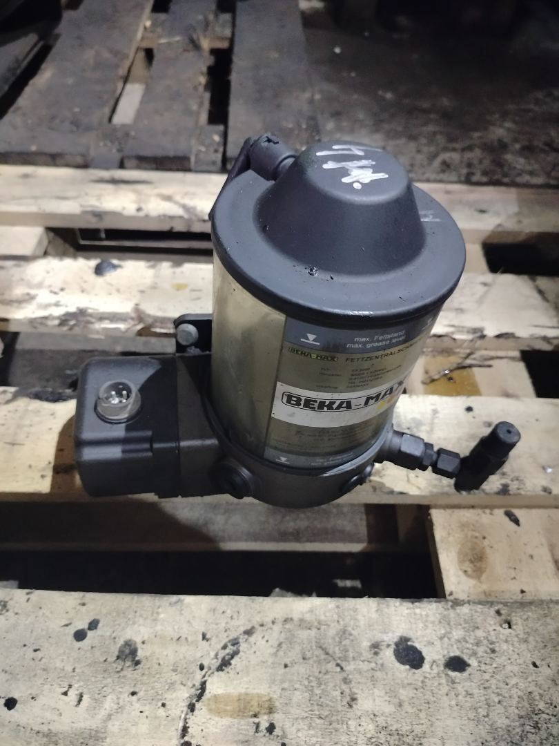 насос центральной смазки MAN TGA 1 поколение 2008, 81491016066, 81491150028 - фото №1