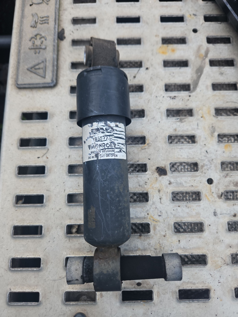 амортизатор кабины DAF XF 106 1 поколение 2017, MX-13, белый, правый руль, 1955773 - фото №1