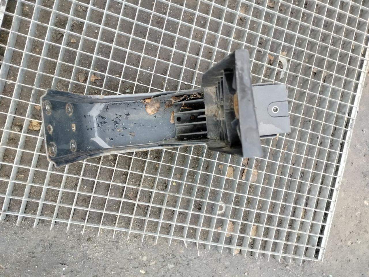 Кронштейн спойлера MAN TGX 1 поколение 2018, 12.4 л., D 2676 LF 52, дизель, АКПП, белый, правый руль, 81629105320 - фото №1