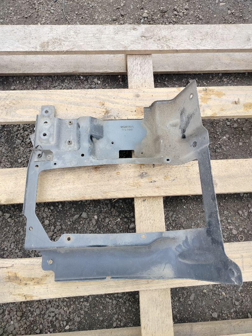 крепление фары левой Scania R 3 поколение 2006, 11.7 л., HPi, DC 12.14, дизель, МКПП, серый, правый руль, 1727991, 1438557 - фото №1