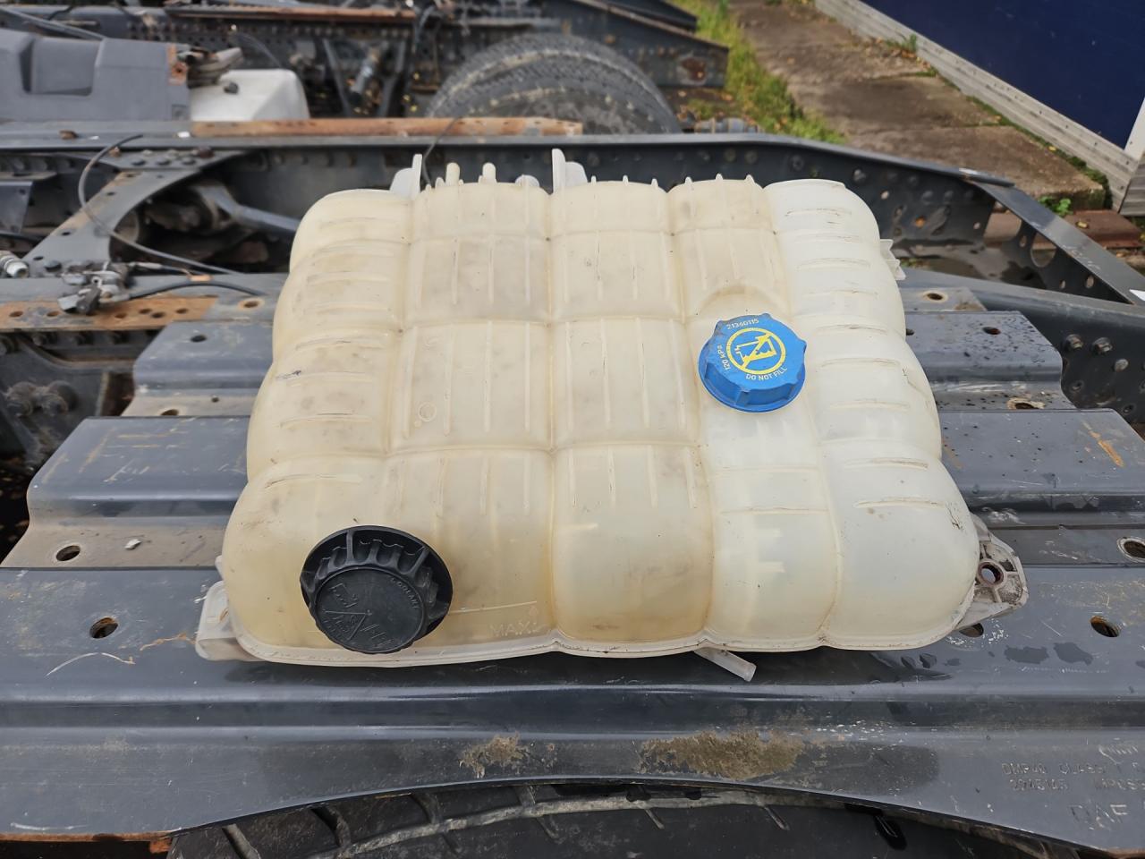 бачок расширительный Volvo FH 3 поколение 2016, АКПП, белый, правый руль, 21271982, 21884469, 21883433, 22430043, 22821826 - фото №1