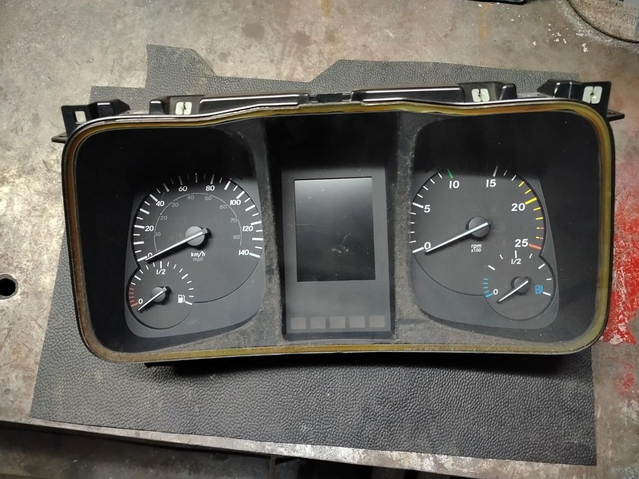 щиток приборов (приборная панель) Mercedes-Benz Actros 4 поколение (MP4) 2015, 12.8 л., OM 471.900, дизель, МКПП, белый, правый руль, A0104461521, A0104465521, A0084467121, A0094461421 - фото №1