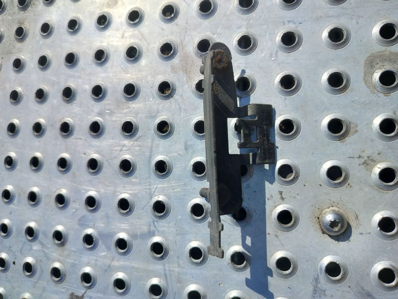 кронштейн (крепление) Scania R 4 поколение 2019, 12.7 л., DC 13.148, дизель, АКПП, белый, правый руль, 2673099 - фото №1