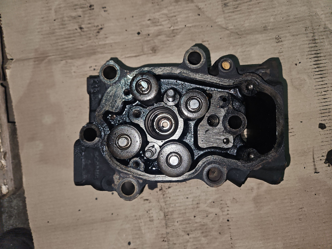 головка блока цилиндров Scania G 2 поколение 2010, 12.7 л., DC 13.05, дизель, красный, грузовик, 1921303, 2005283, 2330322, 1874583, 1855950, 1849155, 570993 - фото №1