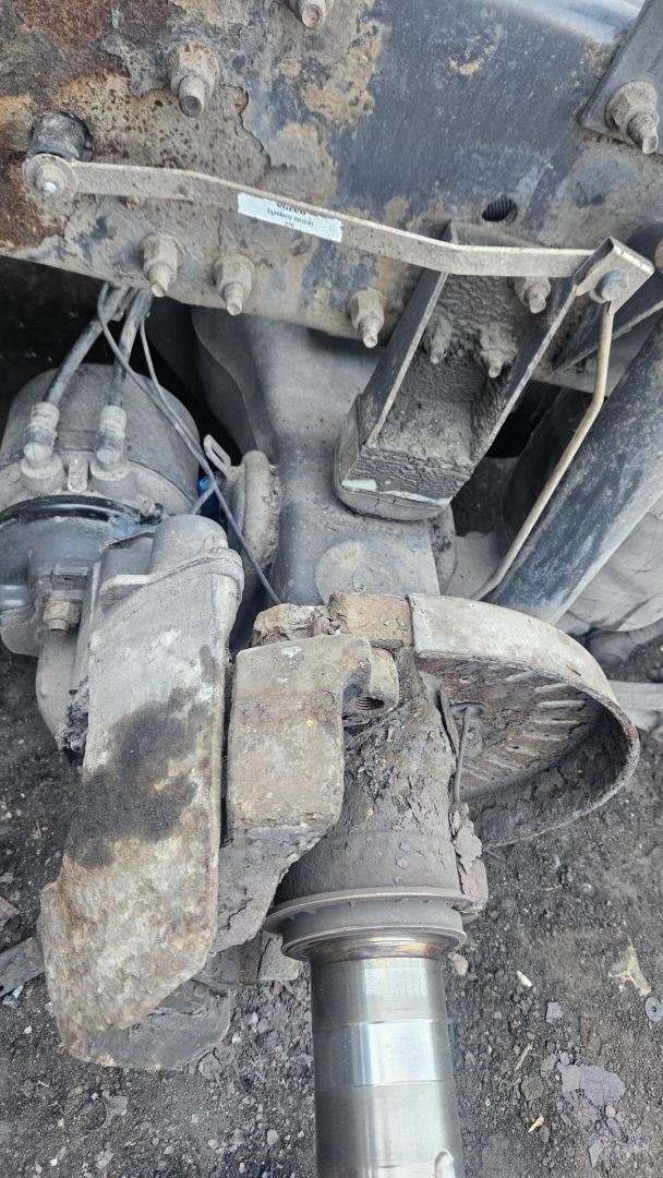 балка подвески задняя Volvo FH 3 поколение 2016, АКПП, белый, правый руль, 20365610, 1048396, 20854722, 22324065 - фото №1