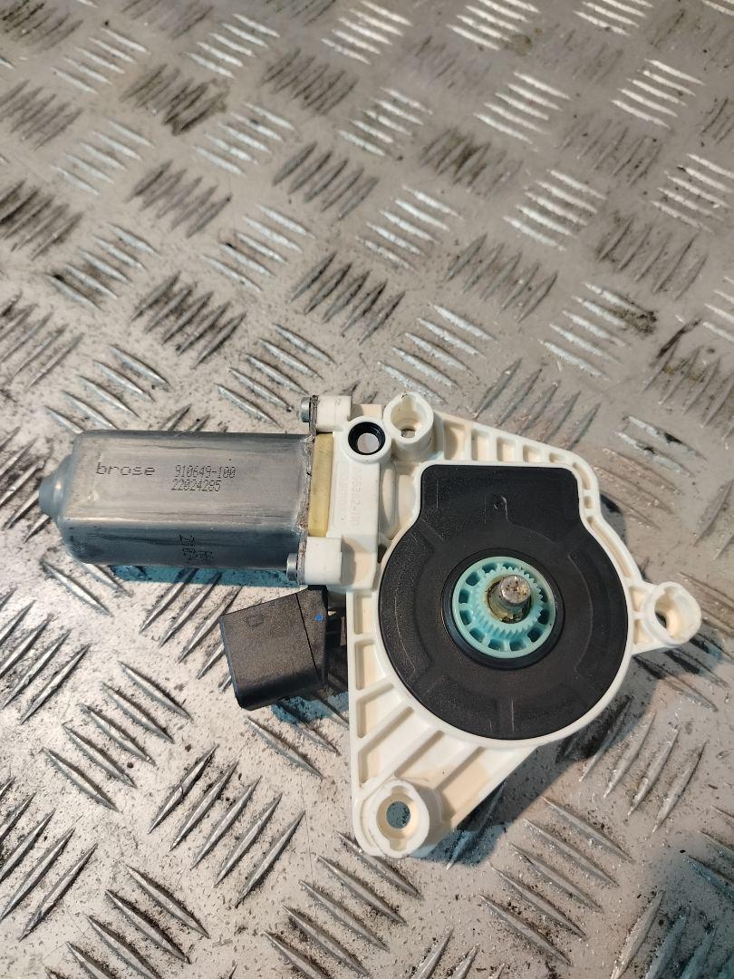 моторчик стеклоподъемника Mercedes-Benz Actros 4 поколение (MP4) 2014, 12.8 л., OM 471.900, дизель, белый, правый руль, A55382110, A9607201146 - фото №1