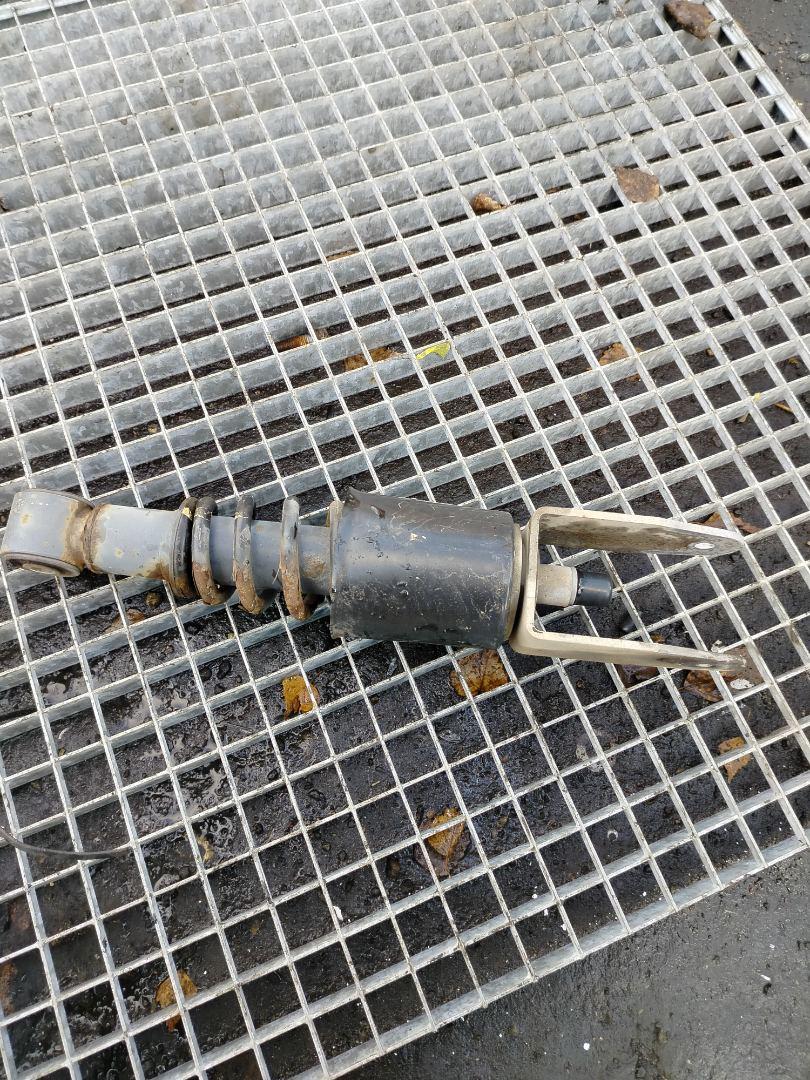 амортизатор кабины Mercedes-Benz Actros 4 поколение (MP4) 2015, 12.8 л., OM 471.900, дизель, МКПП, белый, правый руль, A9613101155, A9603109155 - фото №1