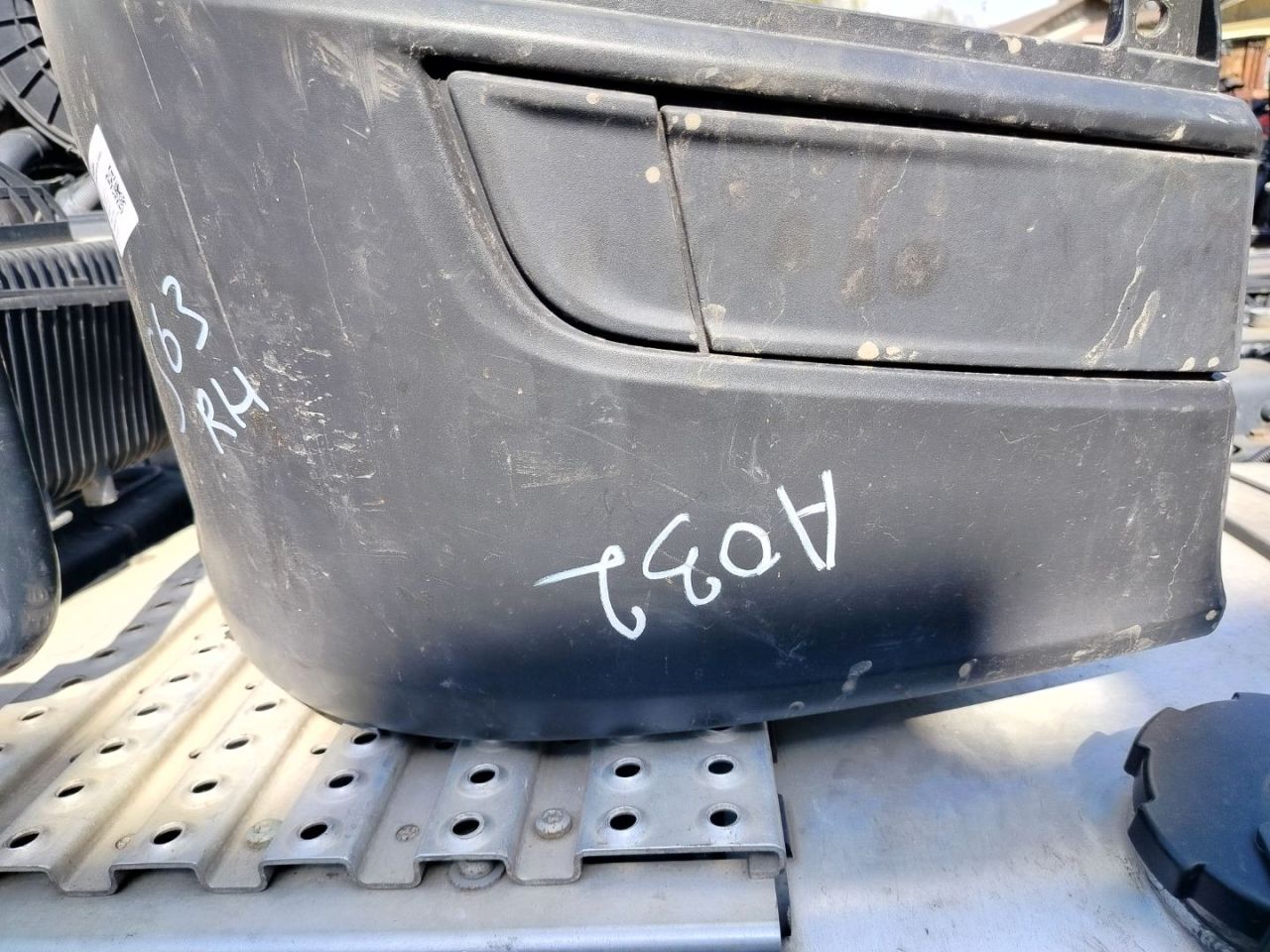 рамка фары противотуманной левой Scania R 4 поколение 2019, 12.7 л., DC 13.148, дизель, АКПП, белый, правый руль, 2529168, 2295955, 2563908 - фото №1