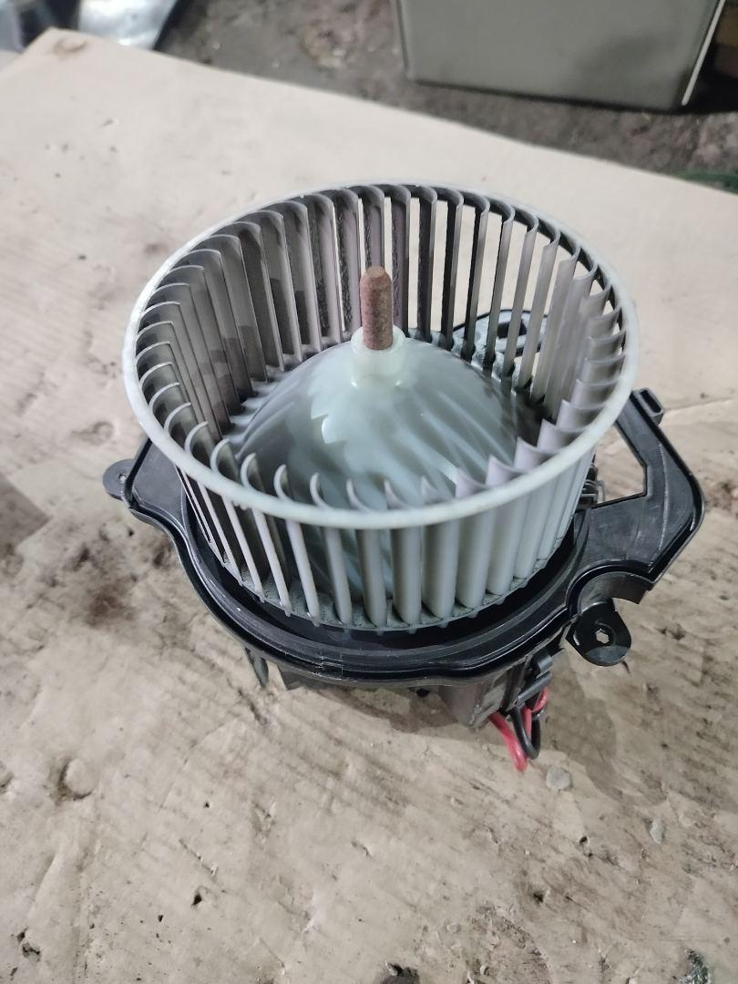 моторчик печки Volvo FH 3 поколение 2016, АКПП, белый, правый руль, 0130101519, 21014375, W7139004 - фото №1