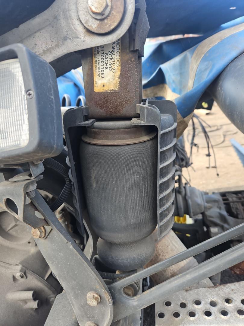 пневмоподушка подвески кабины Mercedes-Benz Actros 4 поколение (MP4) 2016, om471.926, дизель, робот, белый, правый руль, 731700, A9603109555 - фото №1