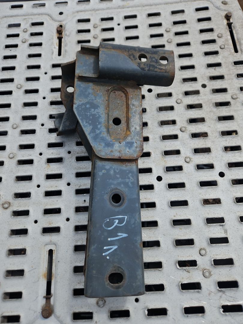 Крепление бампера переднего Mercedes-Benz Actros 2 поколение (MP2) 2007, розовый, грузовик, A9303100709 - фото №1